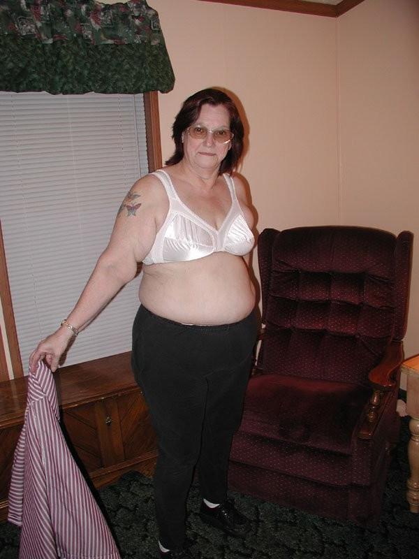 16P Extra large granny spreads her filthy hairy mature cunt at home