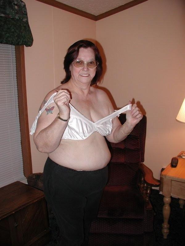 16P Extra large granny spreads her filthy hairy mature cunt at home