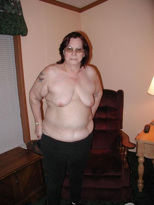 16P Extra large granny spreads her filthy hairy mature cunt at home