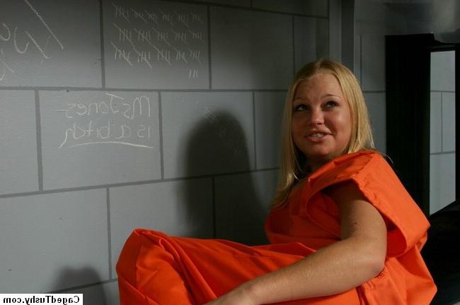 16P guard gets horny during duty so inmate helps take care of her