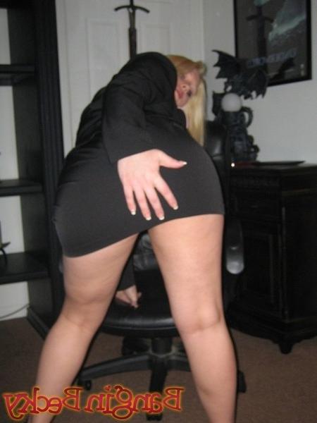 20P Very Hot Secretary becky Showing Her Sexy Ass