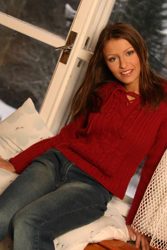 18P Beautiful teen strips and shows her trimmed bush