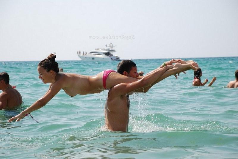 14P Hot nude girls on the beach