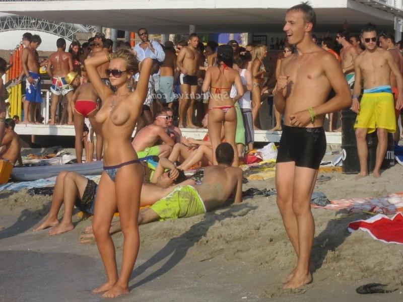 14P Hot nude girls on the beach