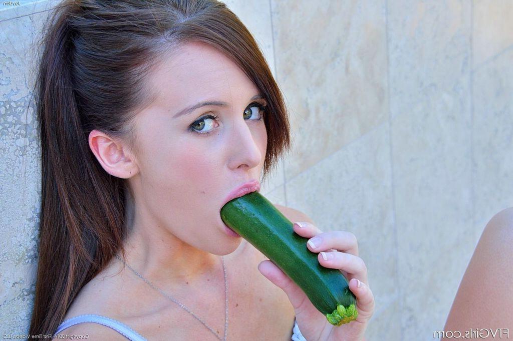 15P Kinky girl masturbates with zucchini outside office