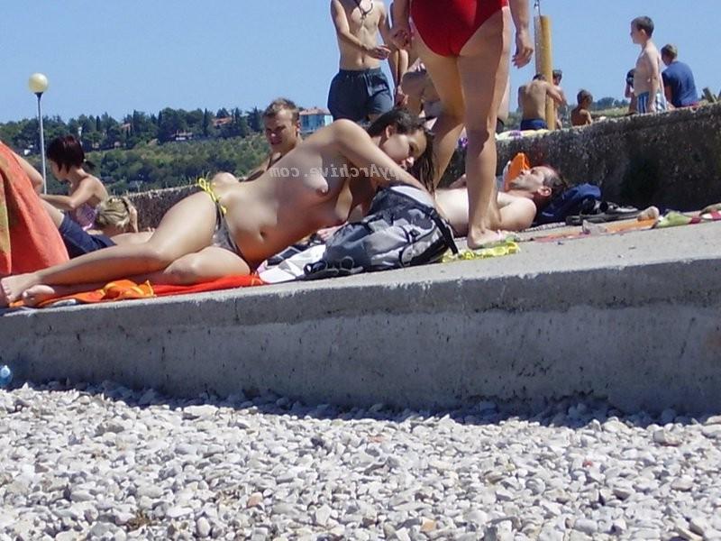 11P Spy pics on the beach