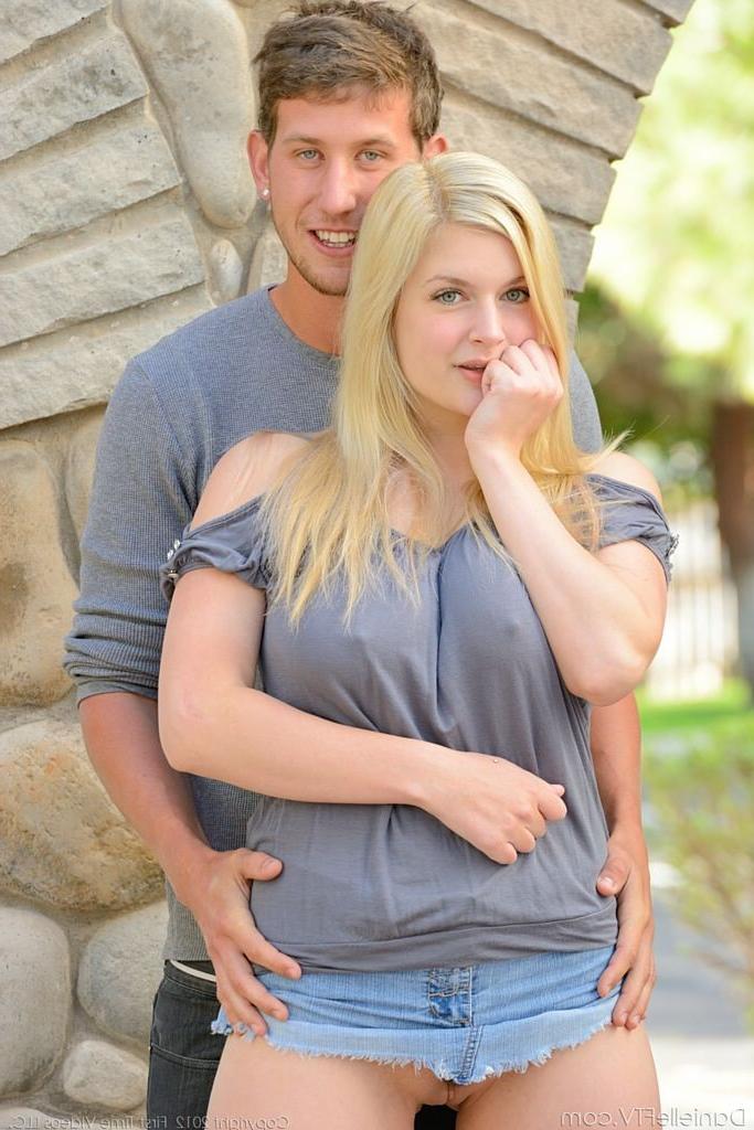 15P Danielle FTV gewagter Blowjob in einem abgelegenen öffentlichen Bereich