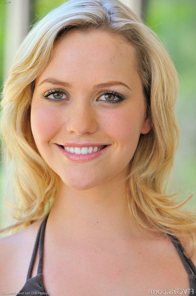 15P Blonde bombshell Mia Malkova flashing pussy outside