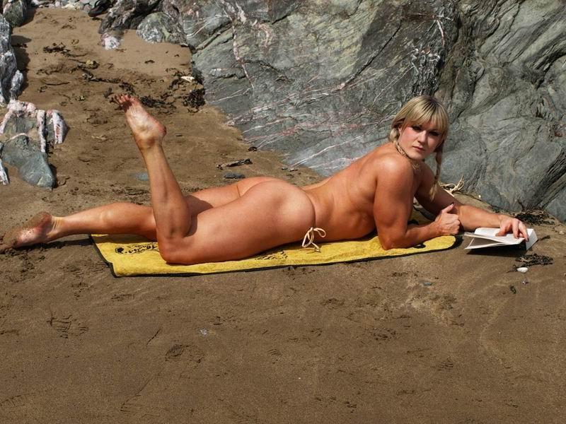 15P hot female bodybuilder naked on the beach