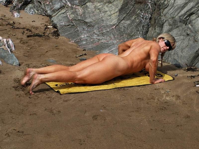 15P hot female bodybuilder naked on the beach