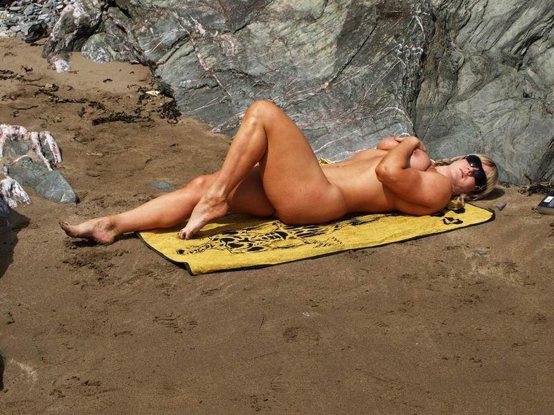 15P hot female bodybuilder naked on the beach