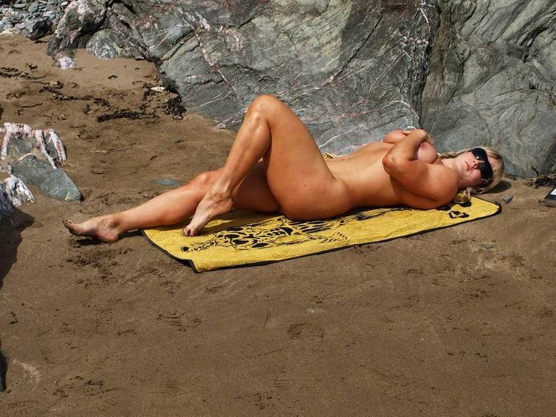 15P hot female bodybuilder naked on the beach