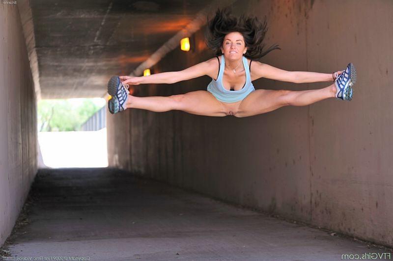 15P Cute jogger stops to quickly flash her nips and pussy
