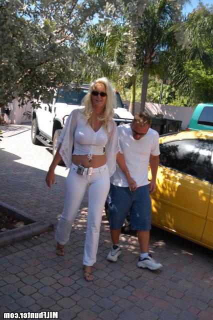 15P Hot blonde milf gives a blowjob in her convertible then gets fucked at home