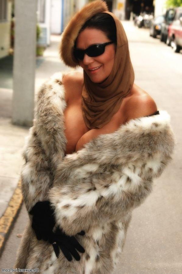 12P Big Tits Huge Rack MILF Deauxma Lingerie Nude Legs
