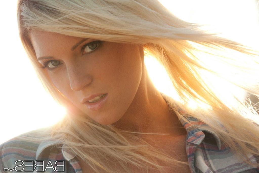 15P Niki Lee Young peels off her clothes in the early morning sunshine