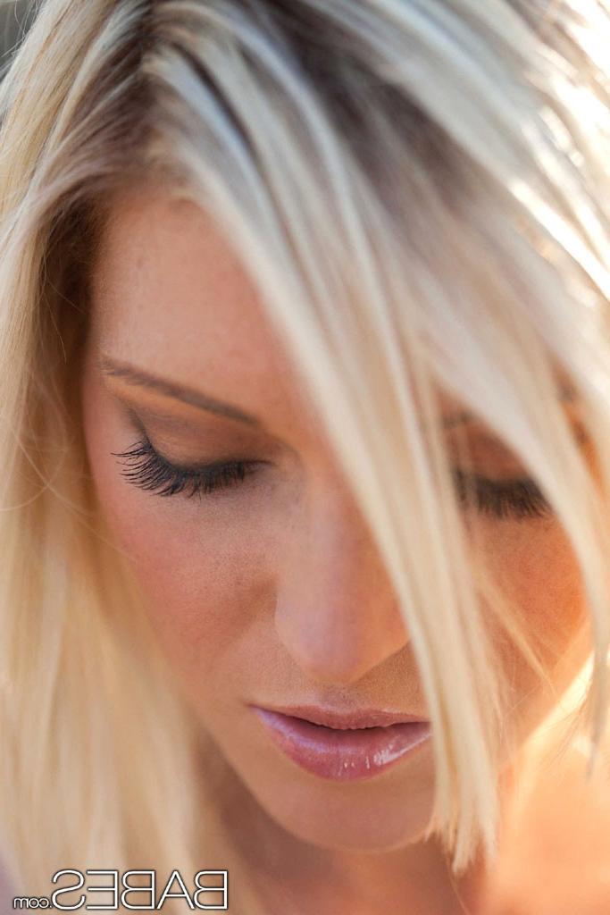 15P Niki Lee Young peels off her clothes in the early morning sunshine