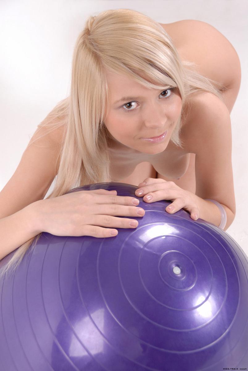 16P Watch gorgeous blond Reese do her morning workout totally nude