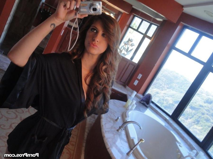 16P Gorgeous Karina White seducing her guy at home