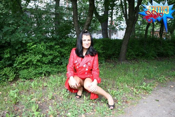 16P Kinky flasher unveils her curvy body in the street