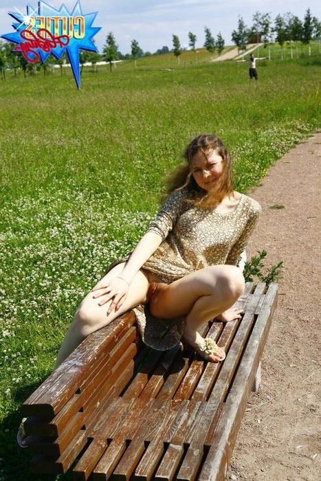 16P Sexy flasher shows pussy outdoors on a sunny day