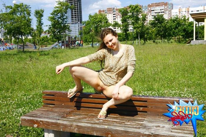 16P Sexy flasher shows pussy outdoors on a sunny day