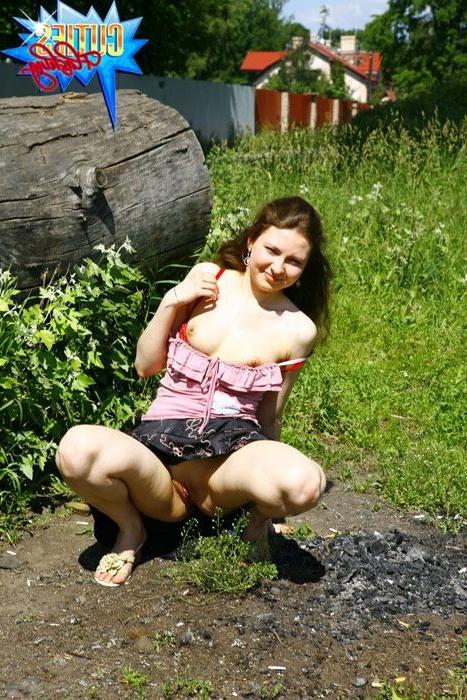 16P Bootylicious flasher shows her tits and smoothie