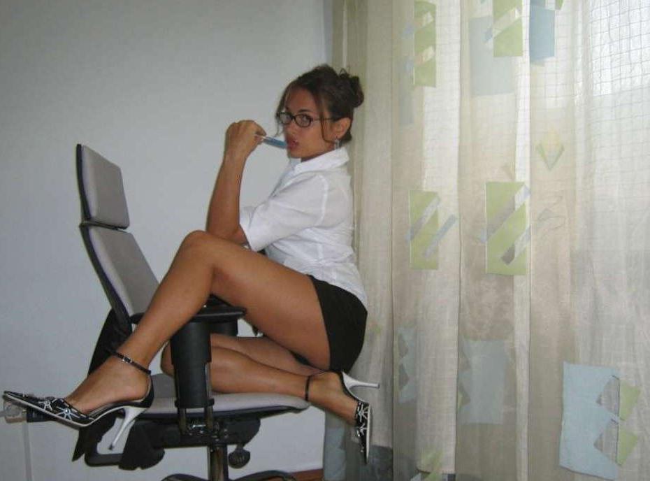15P Beautiful amateur secretary posing