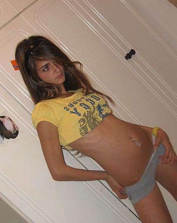 15P Beautiful teen babe posing nude