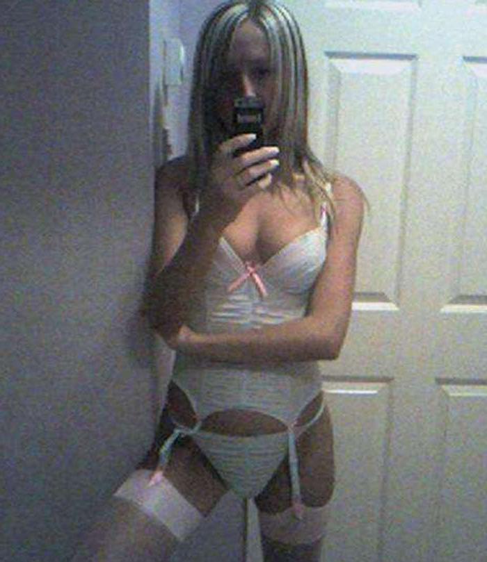 15P Beautiful teen babe posing nude
