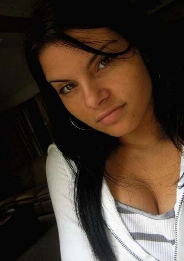 15P Beautiful teen babe posing nude