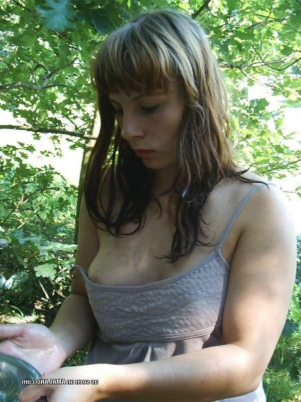 15P Horny amateur babe posing