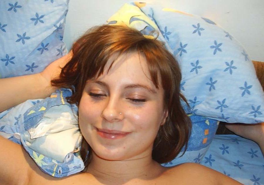15P Horny amateur babe posing