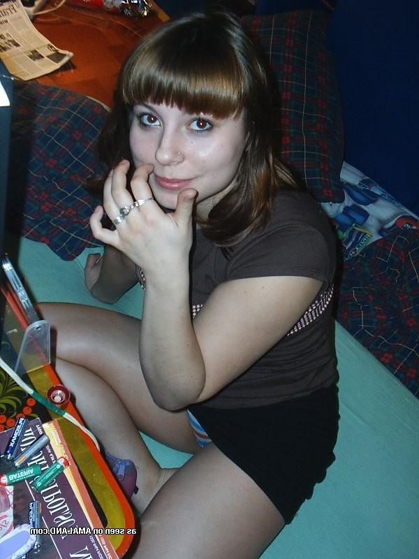 15P Horny amateur babe posing