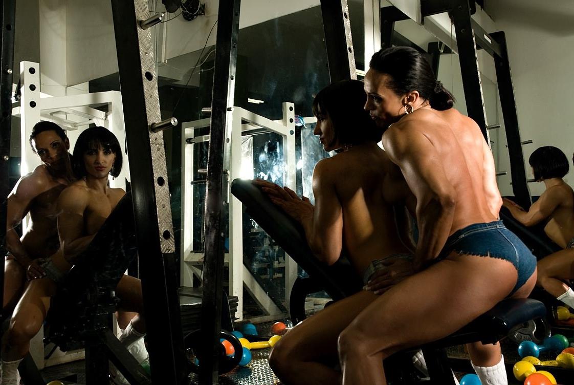 12P Two hot muscle women sexy gym workout!
