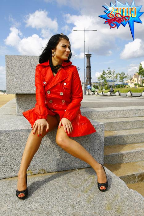 16P Sexy flasher in red coat goes out into the streets