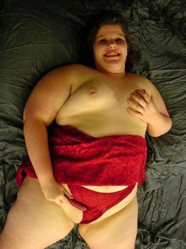 16P Huge woman takes off her satin red lingerie and poses nude