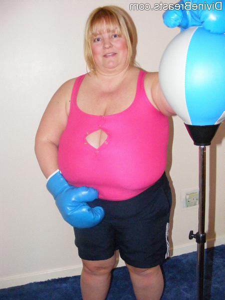 15P Kelly Huge Boobs Workout