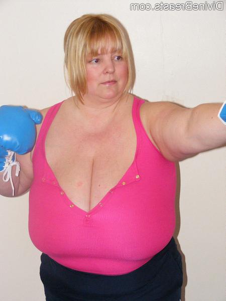 15P Kelly Huge Boobs Workout