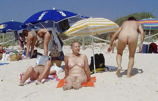 20P Naked beach 189 (Two women special)