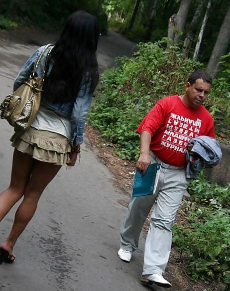 10P Brunette flashing in the street