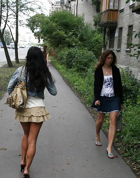 10P Brunette flashing in the street