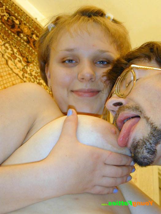 16P Plump girlie gives head to a grey-haired chap
