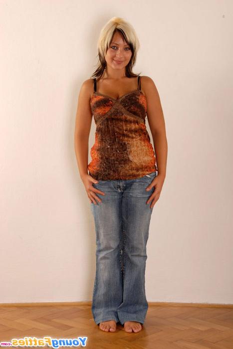 16P Gorgeous chubby blondie with saggy jugs poses nude