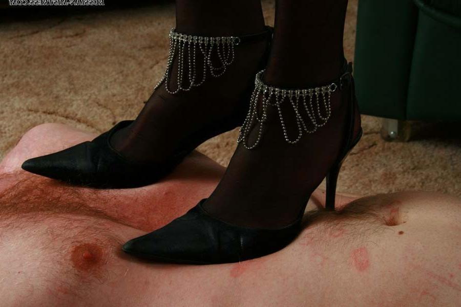 16P Humble motherfucker licks the soles of his mistresss shoes clean before switchin