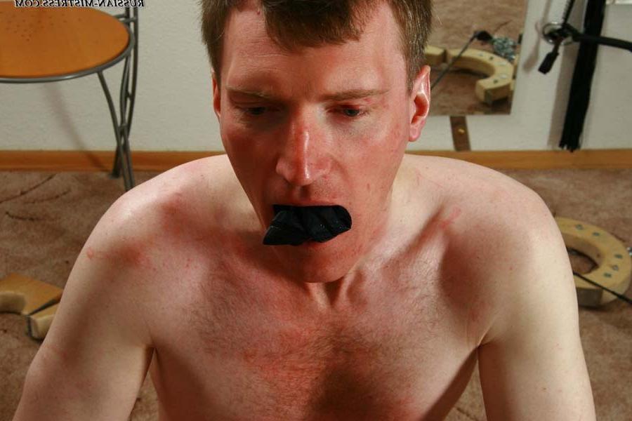 16P Humble motherfucker licks the soles of his mistresss shoes clean before switchin