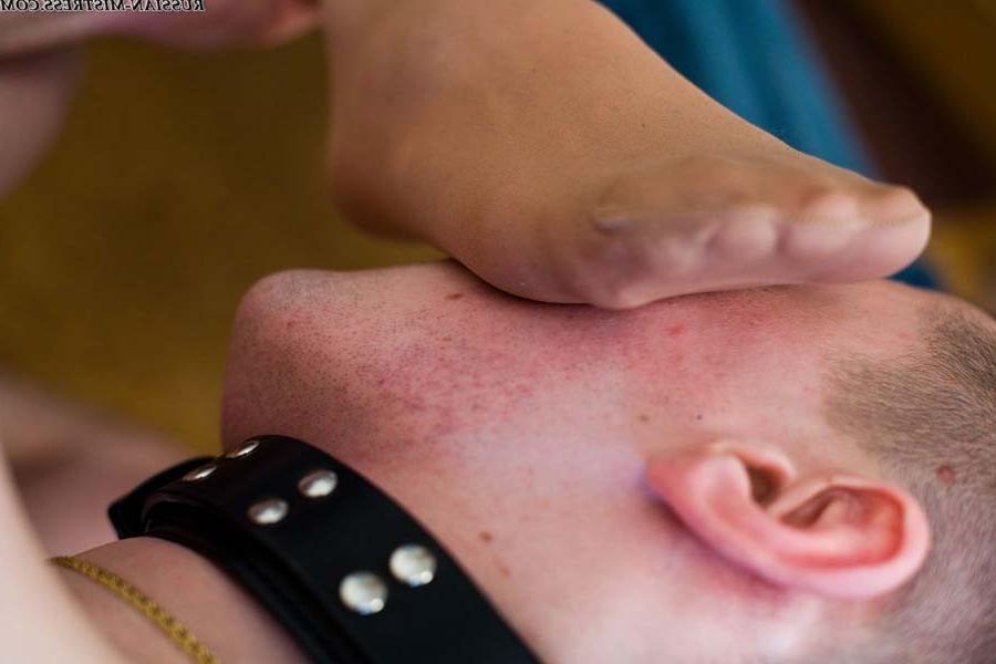 16P Young slave learns to please his mistress by licking her little delicious toes t