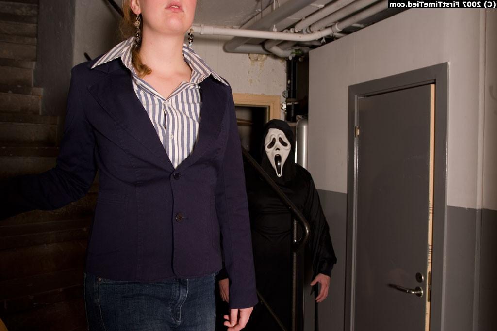 12P Bella In Scream