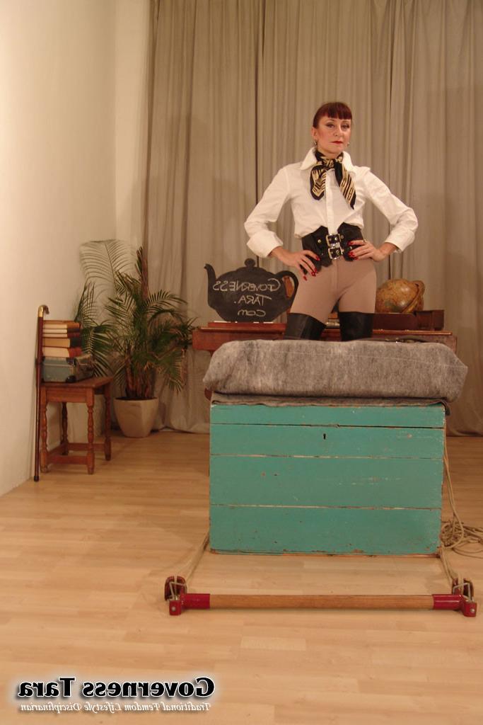 15P Strict domina in jodphurs and leather coat and riding boots