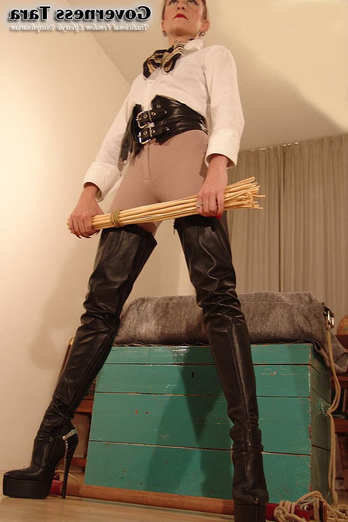 15P Strict domina in jodphurs and leather coat and riding boots